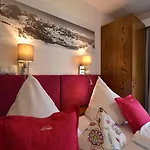 Alp-chalet Aparthotel 4*
